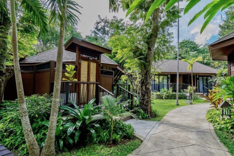 Jardin et bungalow de l'hôtel Resotel Kwai River à Kanchanaburi - Thailande | Au Tigre Vanillé