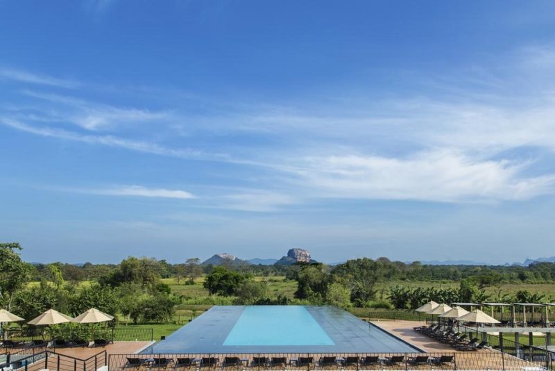 Piscine et vue de l'hotel Aliya à Sigiriya - Sri Lanka | Au Tigre Vanillé
