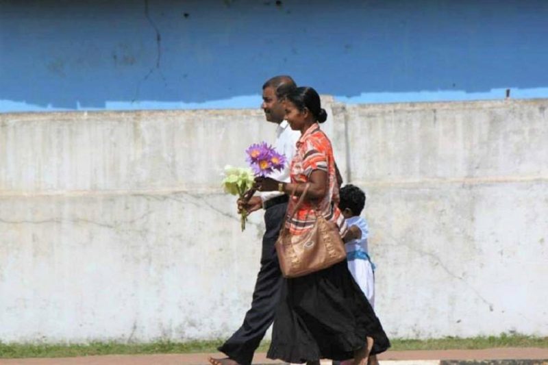Couple participant à une cérémonie d'offrandes à Anuradhapura - Sri Lanka | Au Tigre Vanillé