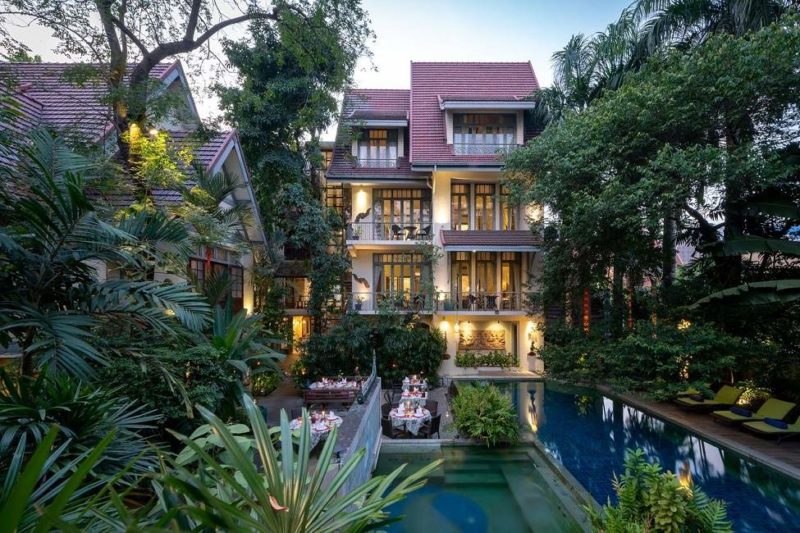 Jardin et façade de l'hôtel Ariyasomvilla à Bangkok - Thailande | Au Tigre Vanillé