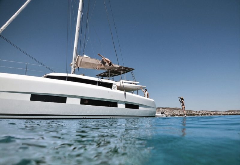 Exterieur d'un catamaran moderne dans les Cyclades - Grèce | Au Tigre Vanillé
