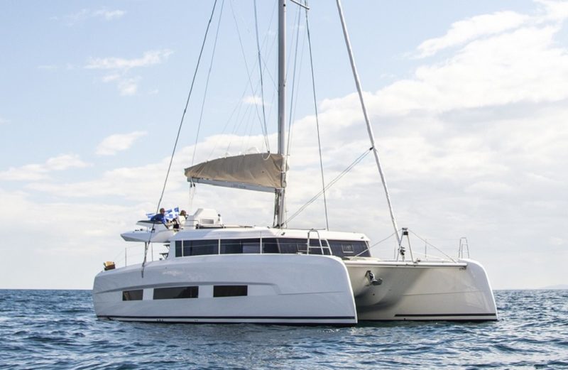 Catamaran moderne sur l'eau dans les Cyclades - Grèce | Au Tigre Vanillé