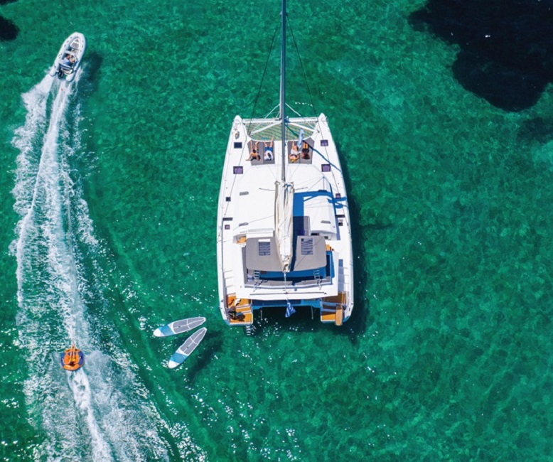 Vue aérienne d'un catamaran moderne dans les Cyclades - Grèce | Au Tigre Vanillé