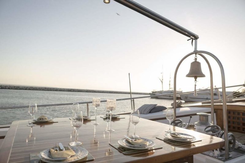 Table sur le pont d'un voilier de style classique - Grèce | Au Tigre Vanillé