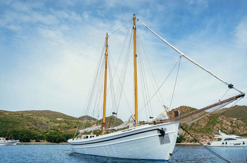 Exterieur d'un voilier de style convivial - Grèce | Au Tigre Vanillé