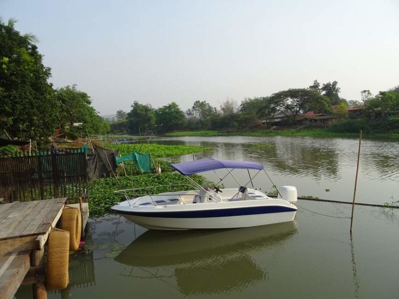 Bateau à moteur au bord du ponton de l'hotel Bohemian Residence à Suphanburi - Thailande | Au Tigre Vanillé