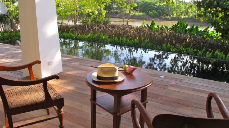 Terrasse au bord de la piscine de l'hotel Bohemian Residence à Suphanburi - Thailande | Au Tigre Vanillé