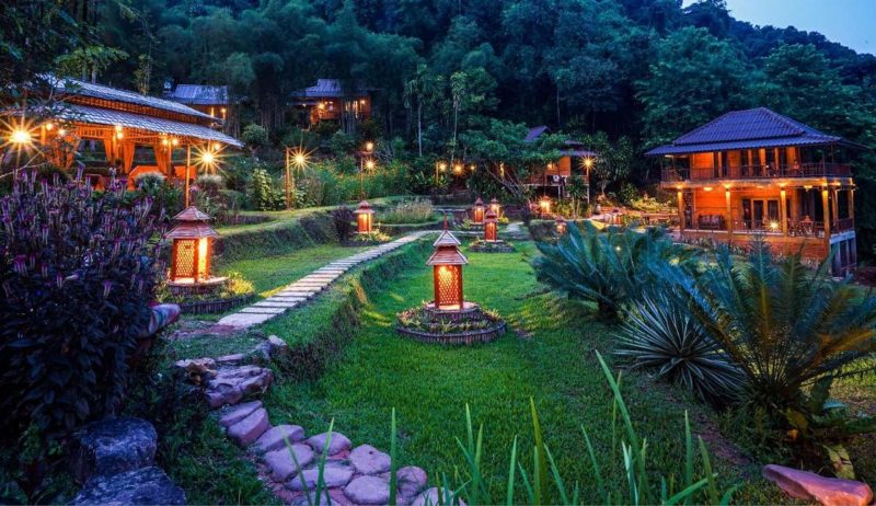 Jardin de l'hôtel Bo Klua View à Bo Klua - Thaïlande | Au Tigre Vanillé