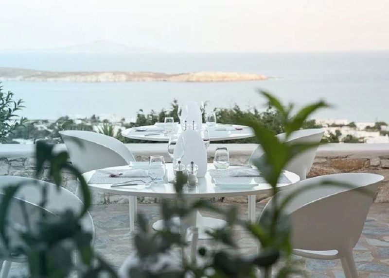 Terrasse de l'hôtel Calme à Paros dans les Cyclades - Grèce | Au Tigre Vanillé