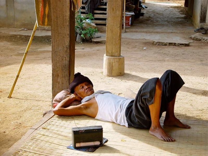 Vieil homme qui ecoute la radio allongé dans la campagne - Thailande | Au Tigre Vanillé