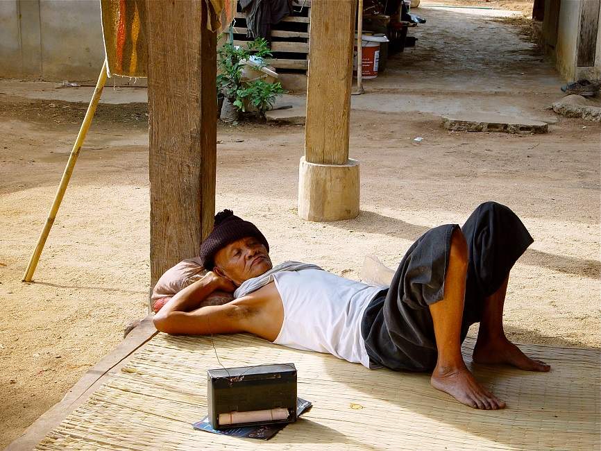 campagne-rural-velo-cuisine-thailande Vieil homme qui ecoute la radio allongé dans la campagne - Thailande | Au Tigre Vanillé
