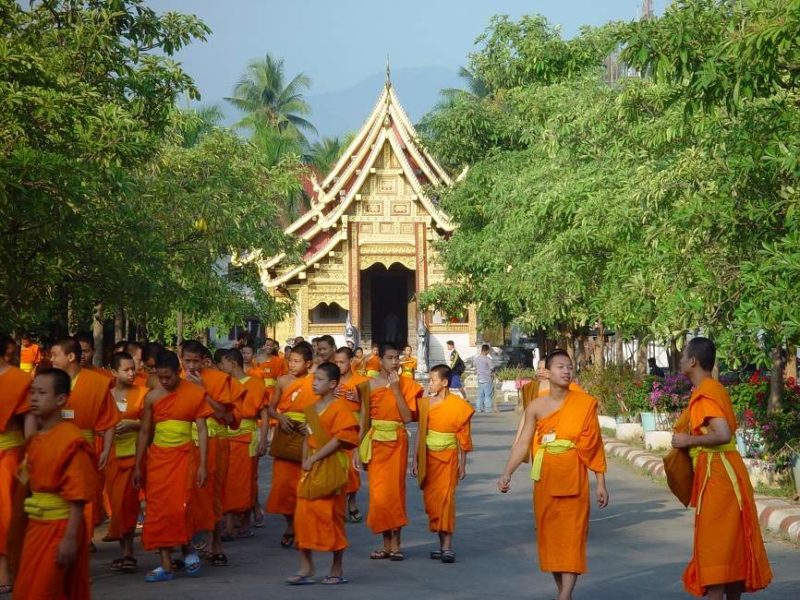 Moines devant un temple bouddhiste à Chiang Mai - Thaïlande | Au Tigre Vanillé