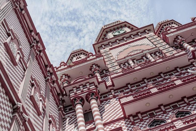 Fort rouge et blanc à l'architecture coloniale à Colombo - Sri Lanka | Au Tigre Vanillé