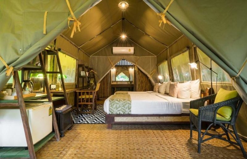 Chambre sous tente de l'hotel glamping Hintok River Camp à Kanchanaburi - Thailande | Au Tigre Vanillé