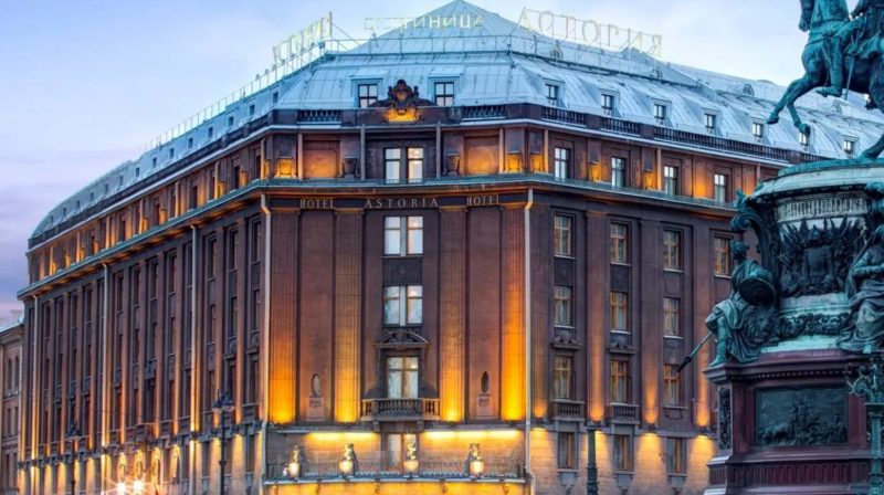 Batiment de l'hôtel Astoria à St-Pétersbourg - Russie | Au Tigre Vanillé