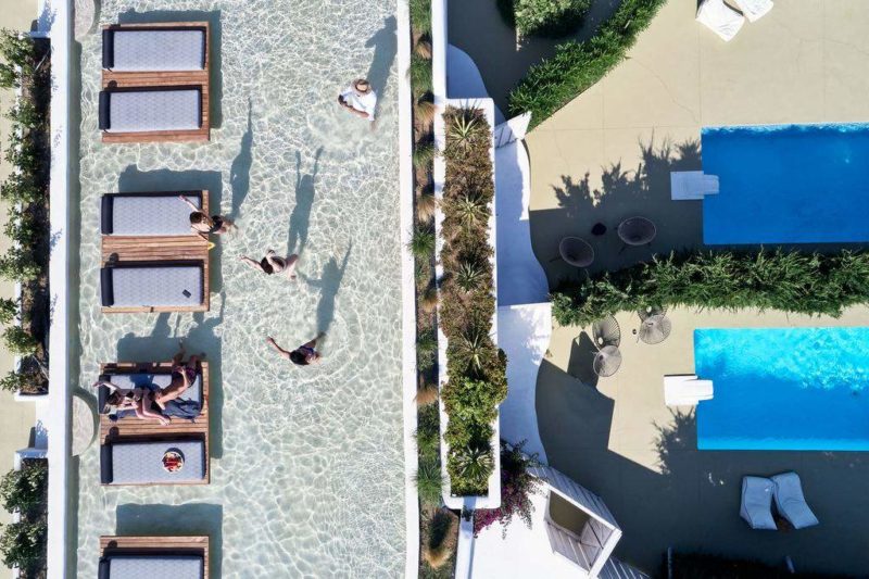 Vue aérienne de la piscine de l'hôtel Naxian Utopia à Naxos dans les Cyclades - Grèce | Au Tigre Vanillé