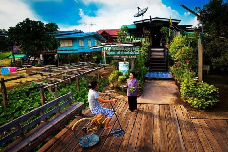 immersion-campagne-rustique-locaux-thailande Famille jouant dans leur jardin à la campagne vers Ayutthaya - Thailande | Au Tigre Vanillé