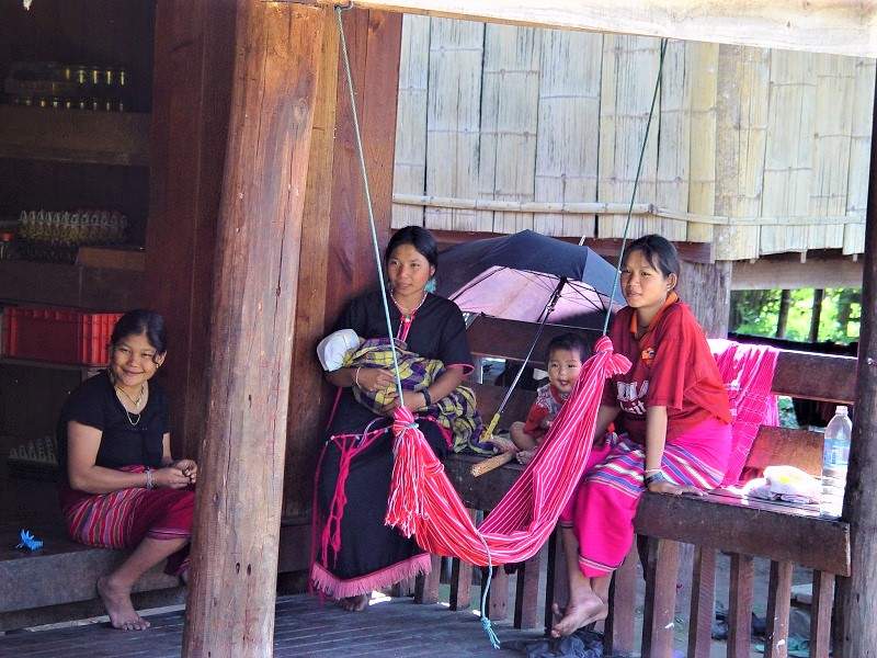 Enfants et famille dans un village traditionnel Karen - Thaïlande | Au Tigre Vanillé