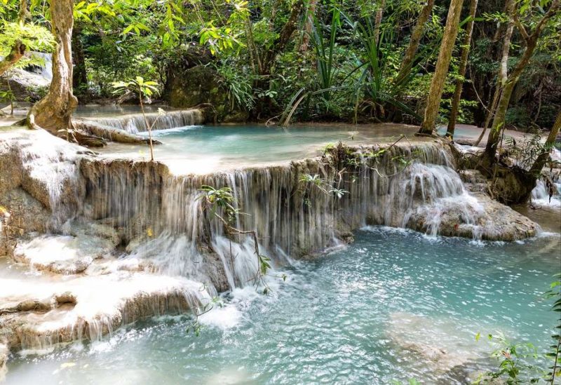 kanchanaburi-cascade-randonnee-jungle-thailande Cascade d'eau turquoise dans la jungle dans la région de Kanchanaburi - Thailande | Au Tigre Vanillé