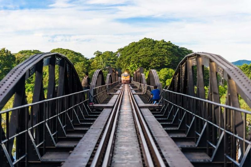 Train sur un pont au dessus d'une rivière dans la région de Kanchanaburi - Thailande | Au Tigre Vanillé