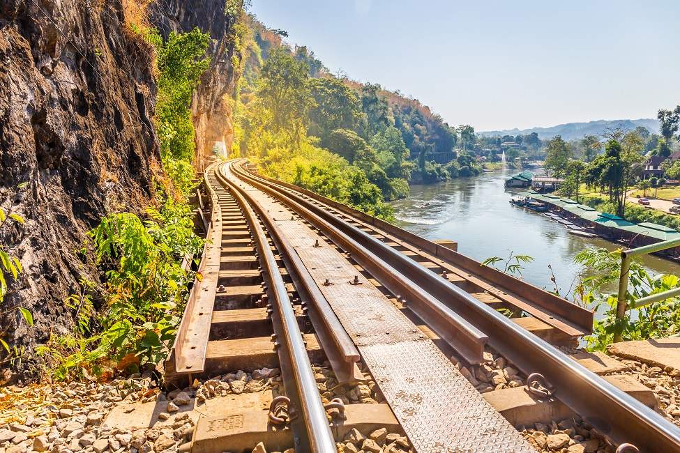 Rail de train au dessus d'une rivière dans la région de Kanchanaburi - Thailande | Au Tigre Vanillé