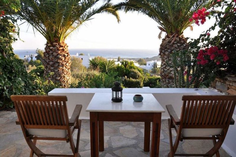 Terrasse de l'hôtel Kavos à Naxos dans les Cyclades - Grèce | Au Tigre Vanillé