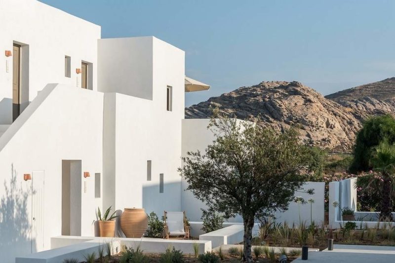 Jardin de l'hôtel Parilio à Paros dans les Cyclades - Grèce | Au Tigre Vanillé