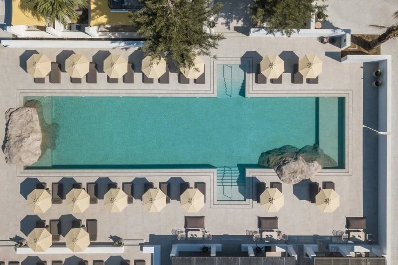 Vue aérienne de la piscine de l'hôtel Parilio à Paros dans les Cyclades - Grèce | Au Tigre Vanillé