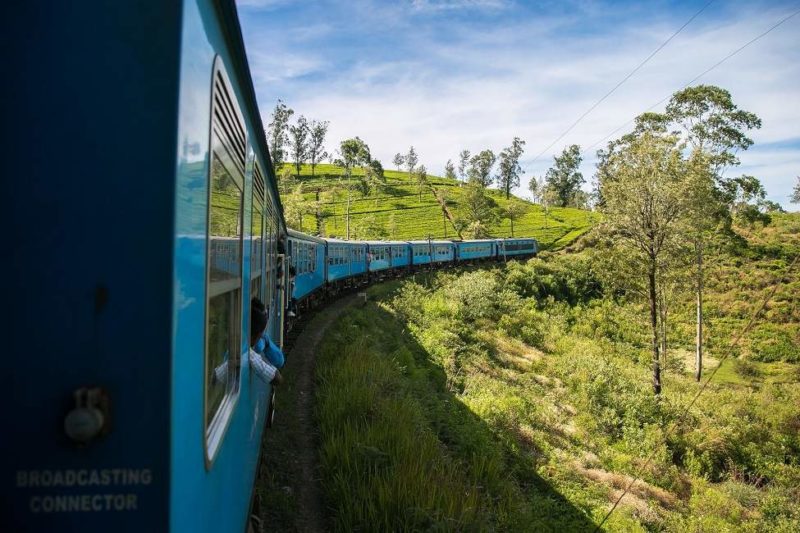 Train à travers les plantations dans la région du thé - Sri Lanka | Au Tigre Vanillé