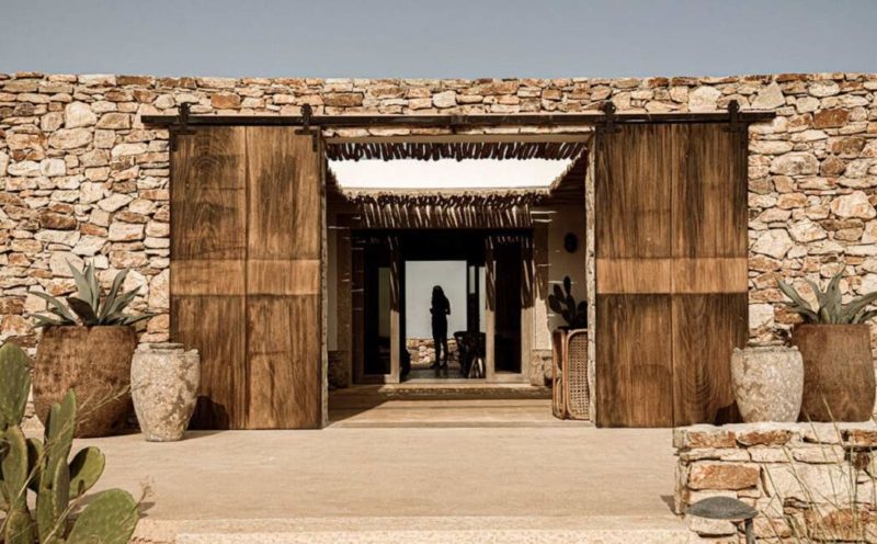 Entrée de l'hôtel Rooster à Paros dans les Cyclades - Grèce | Au Tigre Vanillé