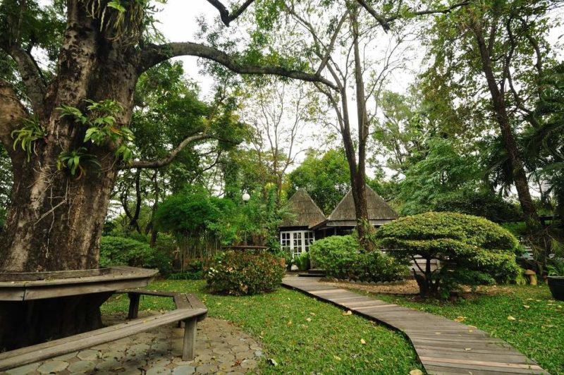 Jardin de l'hôtel de charme Supannigahome à Khon kaen - Thaïlande | Au Tigre Vanillé