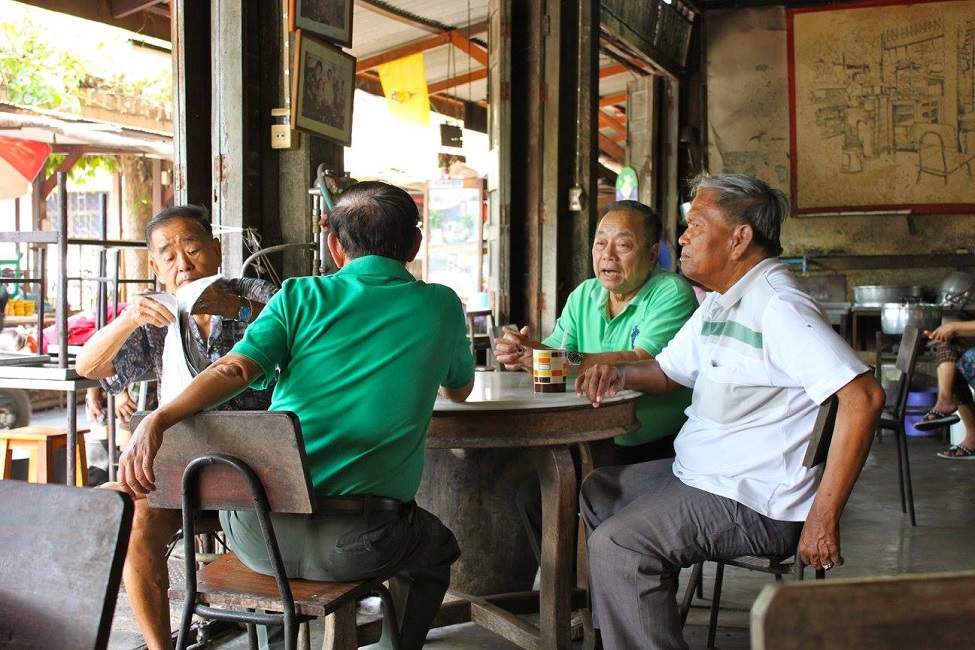 Hommes au café à Suphanburi - Thaïlande | Au Tigre Vanillé