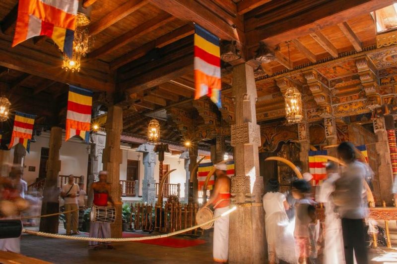 Cérémonie de puja au temple de la Dent à Kandy - Sri Lanka | Au Tigre Vanillé