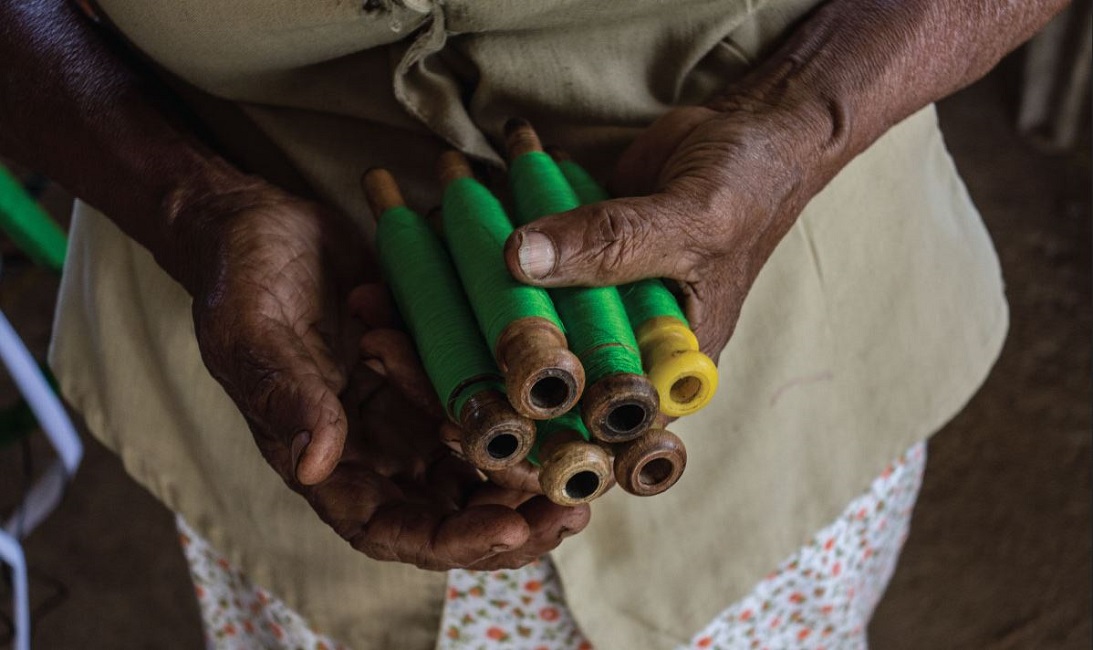 Femme tenant des bobines de soie dans la main - Sri Lanka | Au Tigre Vanillé