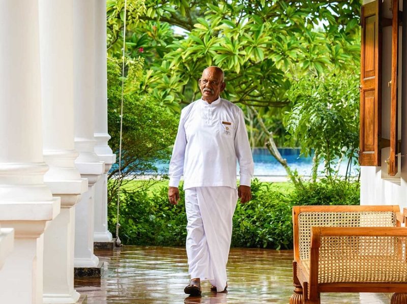 Serveur sur la terrasse de l'hotel Ulagalla à Anuradhapura - Sri Lanka | Au Tigre Vanillé