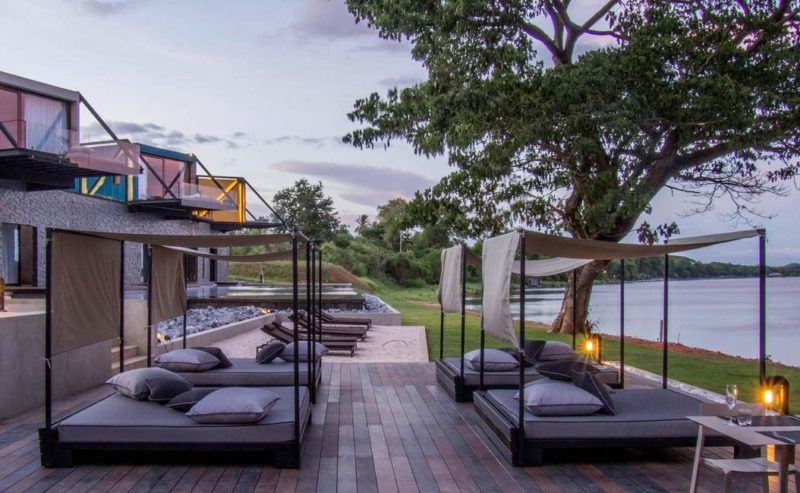 Transats au bord de l'eau de l'hôtel X2 River Kwai à Kanchanaburi - Thailande | Au Tigre Vanillé