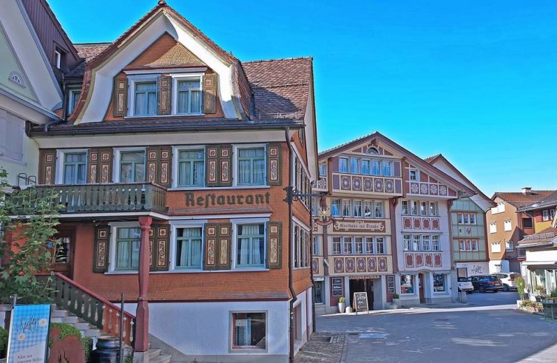 Maisons typiques en bois coloré au coeur de la ville d'Appenzell - Suisse | Au Tigre Vanillé