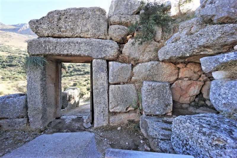 Vestige en pierre à Mycène dans le Peloponnèse - Grèce | Au Tigre Vanillé