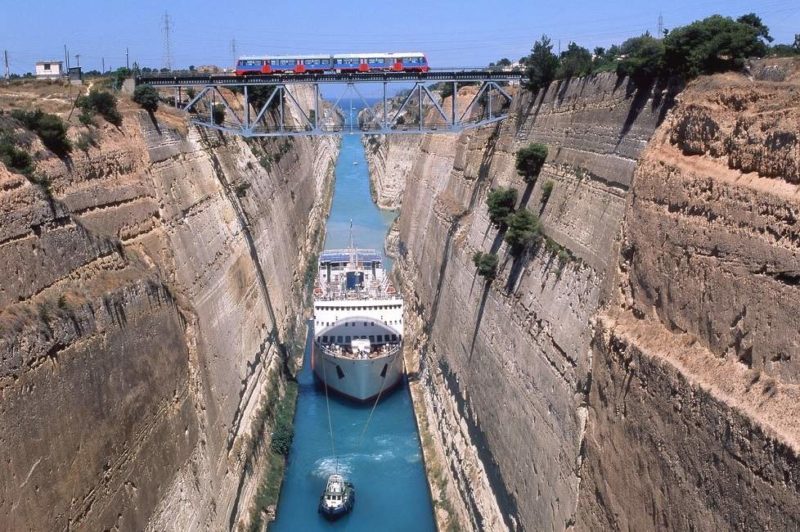 Bateau tirée dans le canal de Corinthe dans le Peloponnèse - Grèce | Au Tigre Vanillé