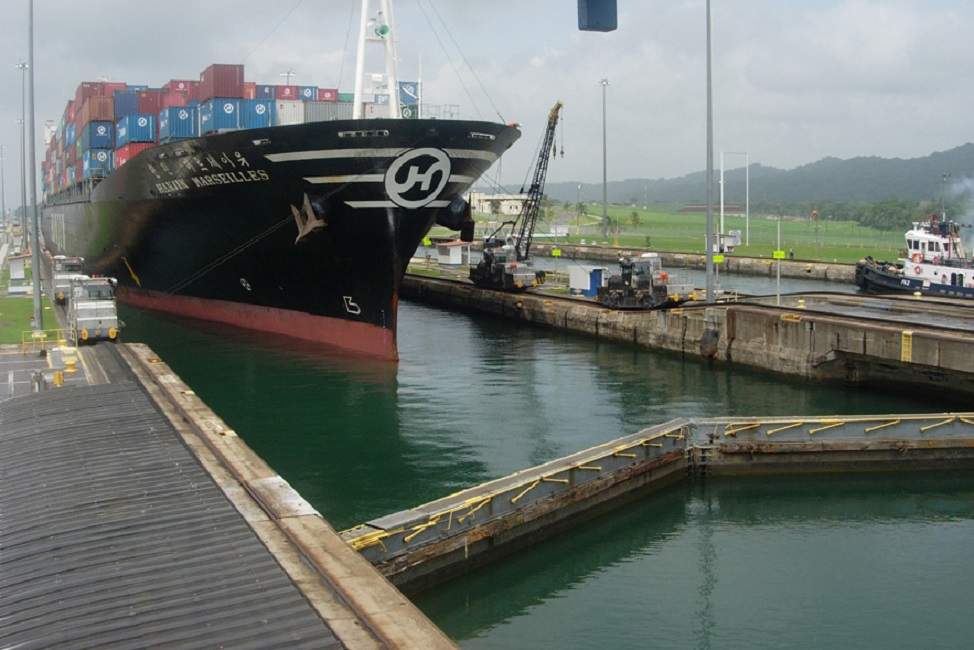 Bateau de transport commercial passant une ecluse sur le canal de Panama - Panama | Au Tigre Vanillé