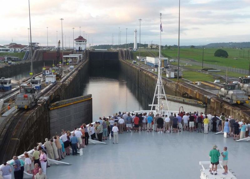 Passagers à bord d'un bateau en train de passer une ecluse sur la canal de Panama - Panama | Au Tigre Vanillé