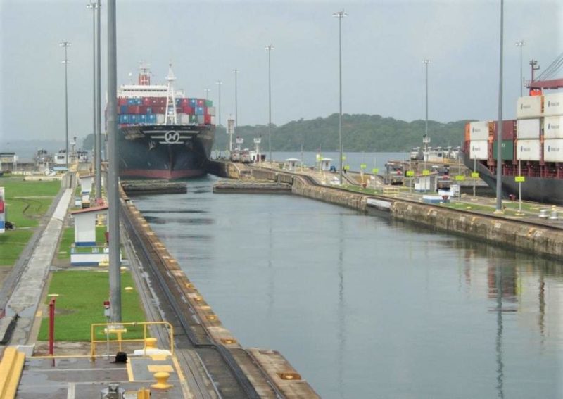 Bateau commercial passant l'écluse de Gatun sur le canal de Panama - Panama | Au Tigre Vanillé