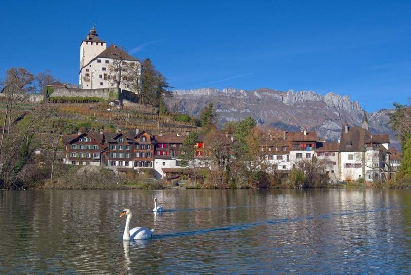 Chateau médiéval de Werdenberg au-dessus d'un lac à Appenzell - Suisse | Au Tigre Vanillé
