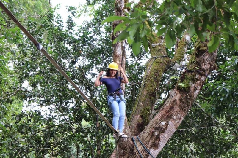 Femme faisant de la tyrolienne à Chririqui - Panama | Au Tigre Vanillé