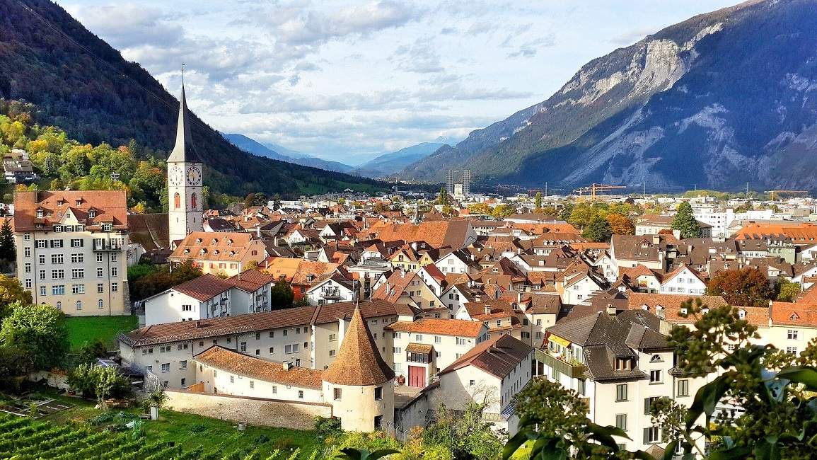 Vue aerienne de la ville de Coire dans les Grisons - Suisse | Au Tigre Vanillé