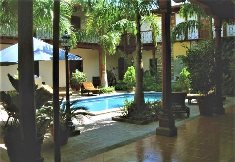 Piscine dans le patio de l'hotel Colon à Granada - Nicaragua | Au Tigre Vanillé