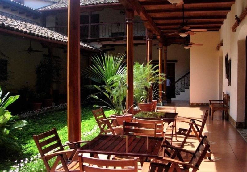 Restaurant dans le patio de l'hotel Colon à Granada - Nicaragua | Au Tigre Vanillé