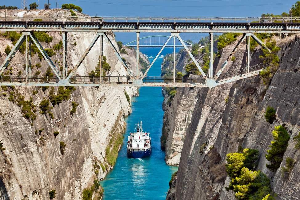 Canal de Corinthe traversé par un bateau dans le Peloponnèse - Grèce | Au Tigre Vanillé