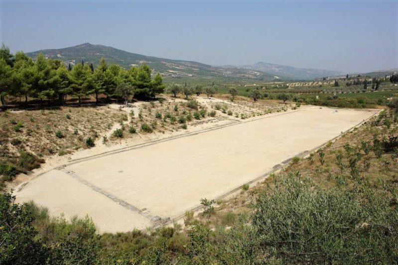 Vestige d'un stade en Corinthie dans le Peloponnèse - Grèce | Au Tigre Vanillé