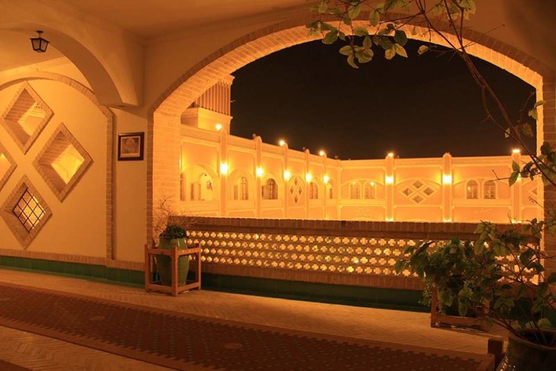 Balcon donnant sur le patio de l'hôtel Dad à Yazd - Iran | Au Tigre Vanillé